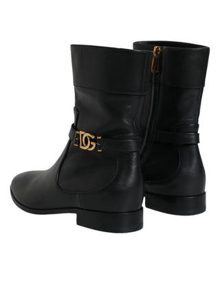 Schwarze Leder-Stiefel mit Logo bis zur Mitte der Wade