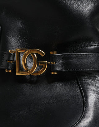Schwarze Leder-Stiefel mit Logo bis zur Mitte der Wade