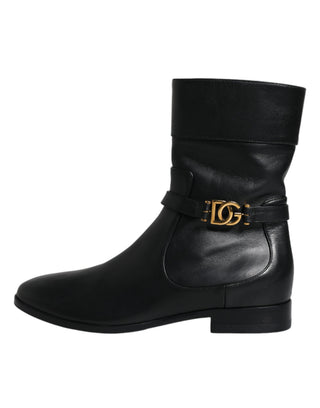 Schwarze Leder-Stiefel mit Logo bis zur Mitte der Wade
