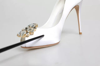Weiße Kristalle Peep-Toe Pumps aus Satin