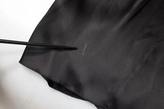 Schwarzes Satin-Wickel-Minikleid mit langen Ärmeln