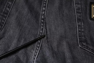 Dunkelgraue, zerrissene Röhrenjeans aus Baumwolle