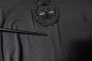 Suéter de punto con bordado de abeja Crown gris