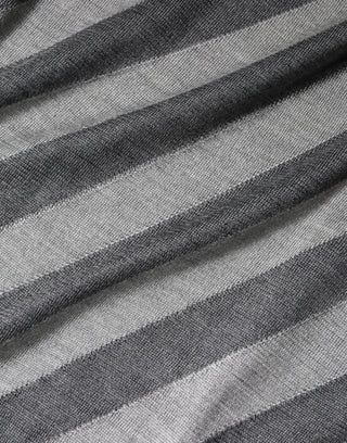 Grau gestreifter Langarm-Pullover mit Rundhalsausschnitt