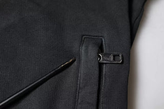 Schwarzer Kapuzenpullover mit Logo-Plakette und durchgehendem Reißverschluss