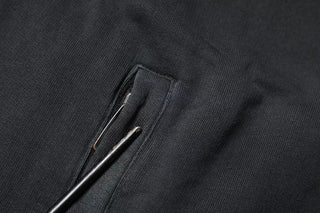 Schwarzer Kapuzenpullover mit Logo-Plakette und durchgehendem Reißverschluss