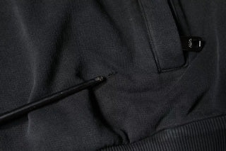 Schwarzer Kapuzenpullover mit durchgehendem Reißverschluss und Logo-Plakette