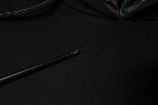Schwarzer Baumwoll-Kapuzenpullover mit Tasche