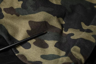 Schwarzer Kapuzenpullover im Camouflage-Muster