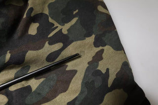 Schwarzer Kapuzenpullover im Camouflage-Muster