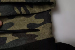 Schwarzer Kapuzenpullover im Camouflage-Muster