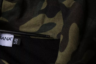 Schwarzer Kapuzenpullover im Camouflage-Muster