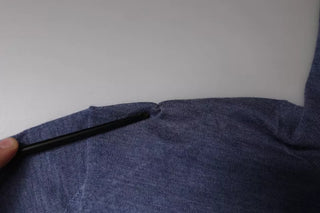 Suéter de manga larga morado y azul con cuello alto