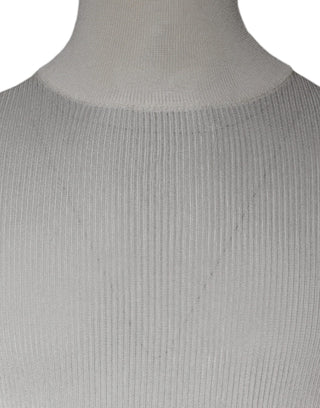 Suéter de hombre blanco de manga larga con cuello alto