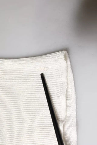 Suéter de hombre blanco de manga larga con cuello alto