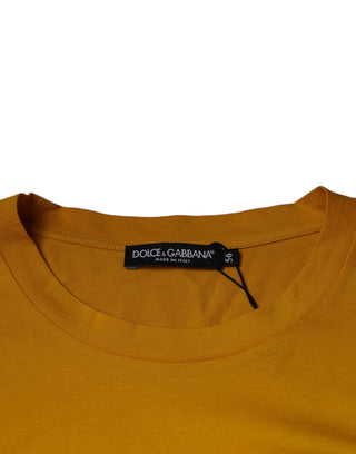 Senffarbenes T-Shirt mit geprägtem Logo und Rundhalsausschnitt