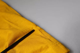 Senffarbenes T-Shirt mit geprägtem Logo und Rundhalsausschnitt