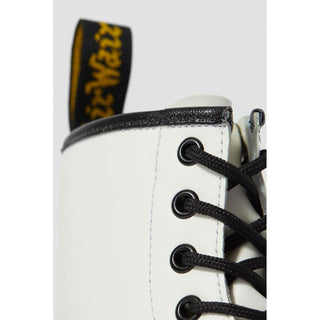 Weiße geschnürte Lederstiefeletten