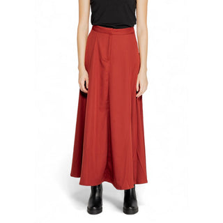 Langer roter Polyesterrock