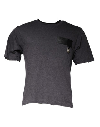 Camiseta gris con parche de logo y cuello redondo de algodón