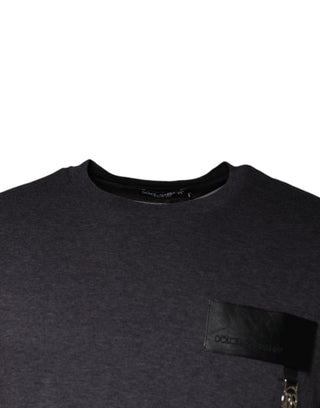 Camiseta gris con parche de logo y cuello redondo de algodón