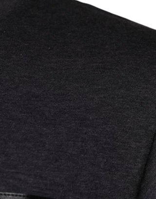 Camiseta gris con parche de logo y cuello redondo de algodón