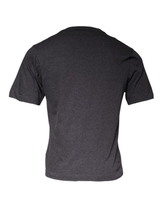 Camiseta gris con parche de logo y cuello redondo de algodón