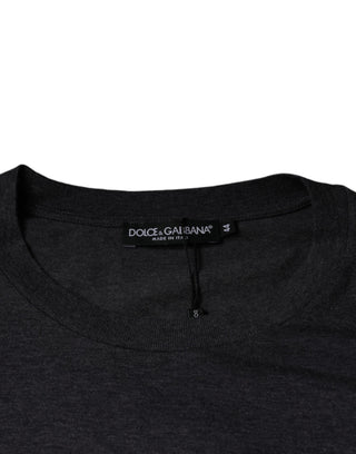 Camiseta gris con parche de logo y cuello redondo de algodón