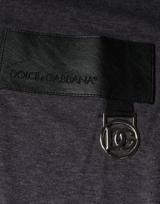 Camiseta gris con parche de logo y cuello redondo de algodón