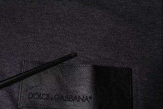 Camiseta gris con parche de logo y cuello redondo de algodón