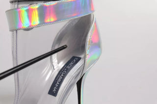 Botines cortos plateados iridiscentes con punta