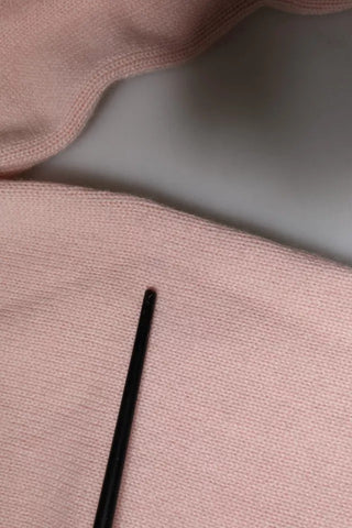 Blusa rosa de cachemira con cuello y mangas largas tejidas