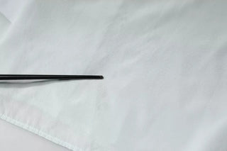 Hellblaues Seidentop mit Ascotkragen und langen Ärmeln