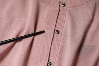 Rosa Wollstrick-Cardigan mit Knöpfen