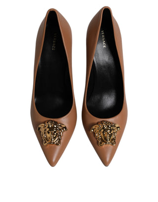 Zapatos de tacón alto de cuero marrón con placa de logo