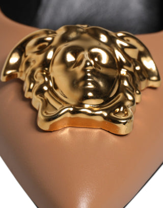 Zapatos de tacón alto de cuero marrón con placa de logo