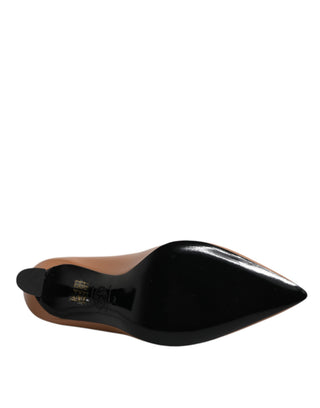 Zapatos de tacón alto de cuero marrón con placa de logo