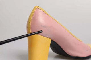 Zapatos de tacón grueso de cuero rosa y amarillo