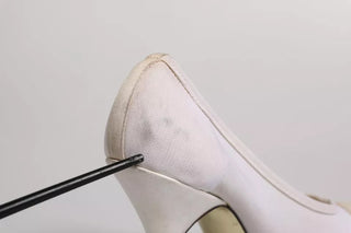 Zapatos de tacón alto de cuero blanco beige