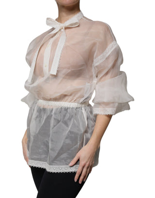 Blusa blanca de seda con cuello ascot y mangas largas