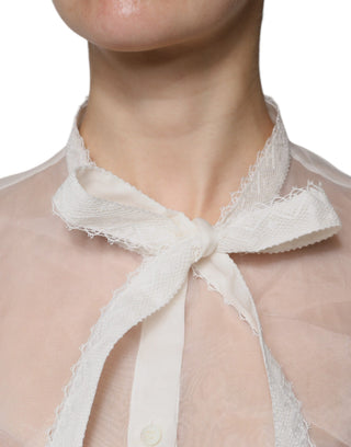 Blusa blanca de seda con cuello ascot y mangas largas