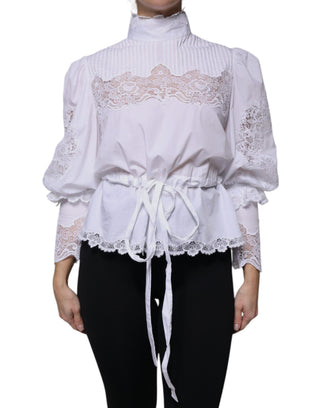 Blusa blanca de algodón con cuello alto y encaje