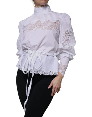 Blusa blanca de algodón con cuello alto y encaje