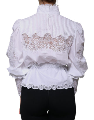 Blusa blanca de algodón con cuello alto y encaje