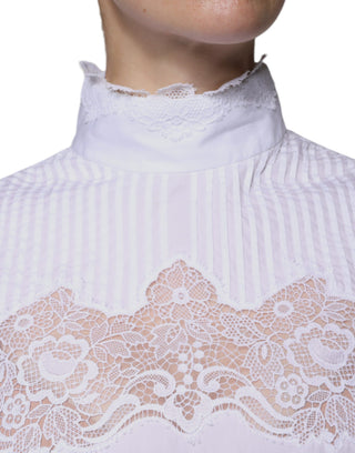 Blusa blanca de algodón con cuello alto y encaje