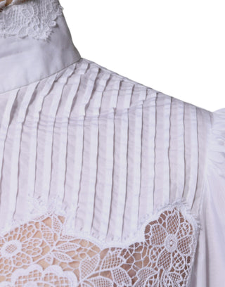 Blusa blanca de algodón con cuello alto y encaje