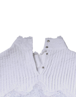 Blusa blanca de algodón con cuello alto y encaje