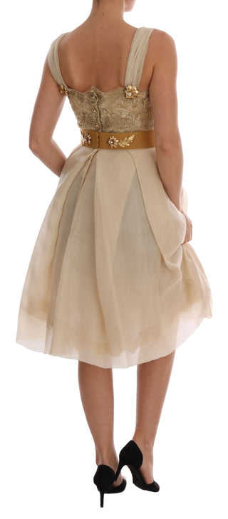 Goldenes Seidenkleid mit Kristallverzierung