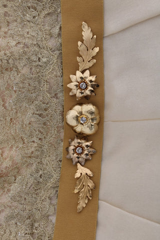 Goldenes Seidenkleid mit Kristallverzierung