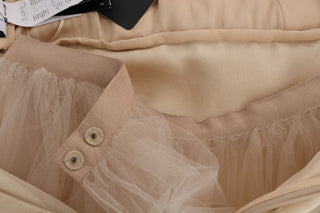 Goldenes Seidenkleid mit Kristallverzierung